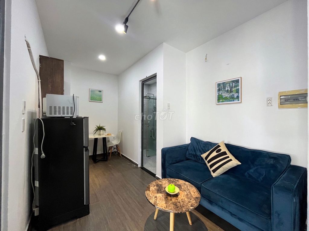 It's the owner who rents a Nguyễn Trãi bedroom, the city market, the hospital, the street.