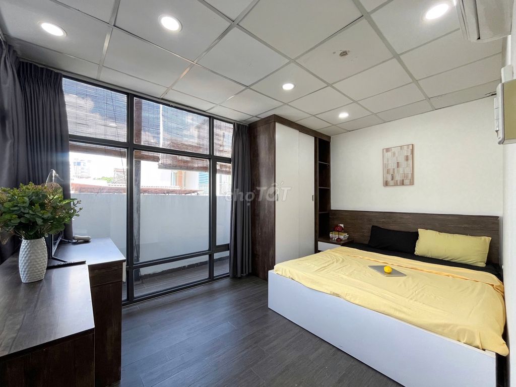 It's the owner who rents a Nguyễn Trãi bedroom, the city market, the hospital, the street.
