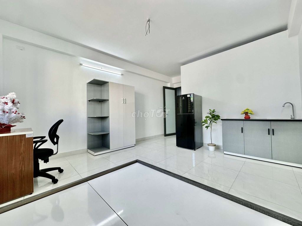 Hire the Studio City's Large Window Door Lê Thúc Hoạch Tân Phú Street.