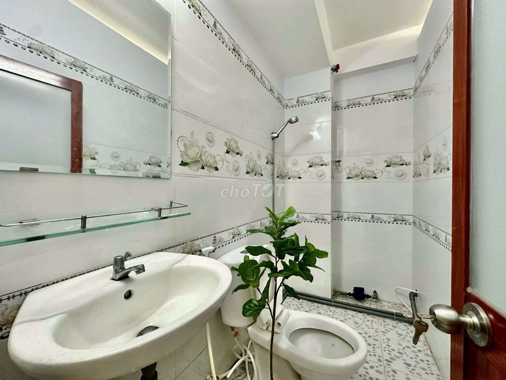 Hire the Studio City's Large Window Door Lê Thúc Hoạch Tân Phú Street.