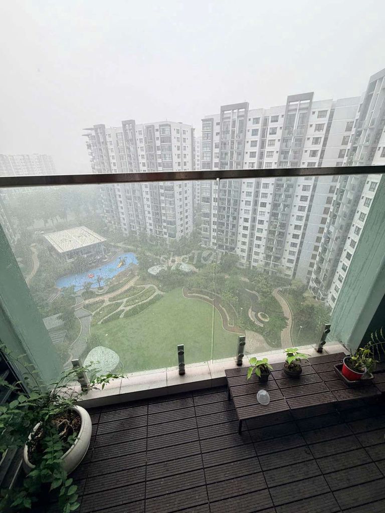 To hire emerals celadon, full interior, view pool
