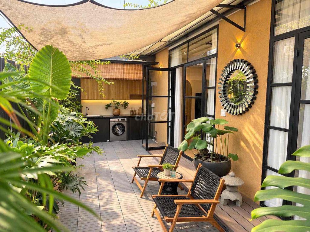 Penthouse is a high-end garden at Tan Son Nhut Airport, Royal Park.