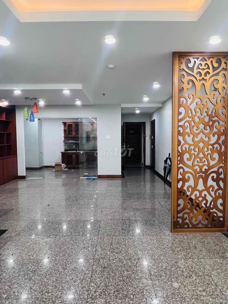 To hire the emperor 2 master bedroom 115 M view pool east cool