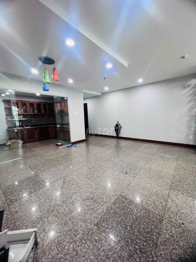To hire the emperor 2 master bedroom 115 M view pool east cool