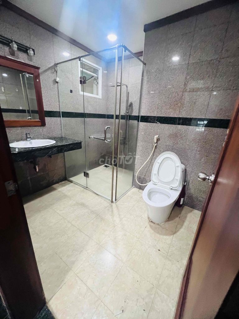 To hire the emperor 2 master bedroom 115 M view pool east cool