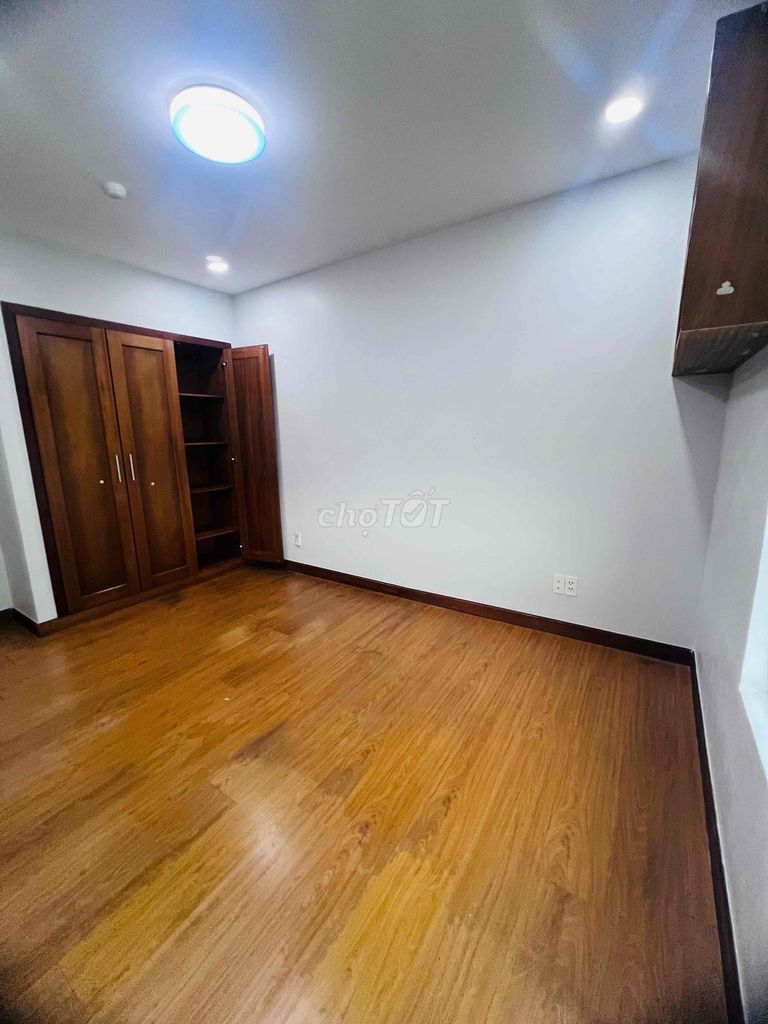 To hire the emperor 2 master bedroom 115 M view pool east cool