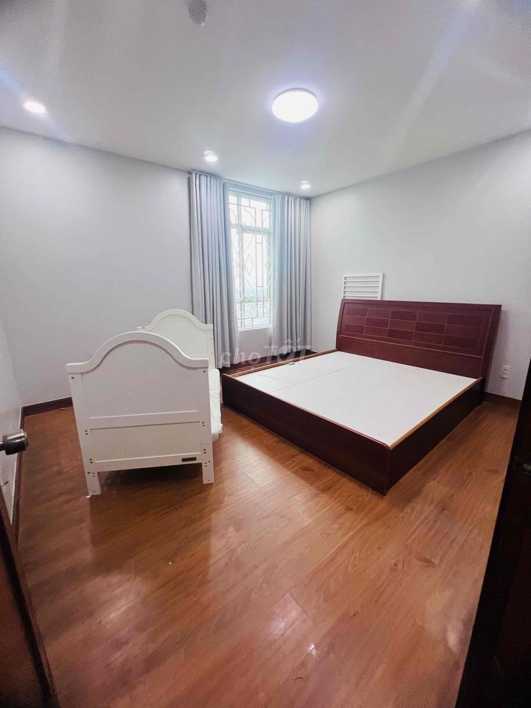 To hire the emperor 2 master bedroom 115 M view pool east cool