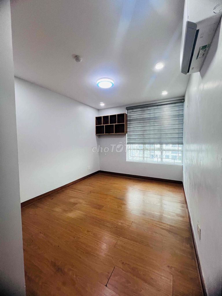 To hire the emperor 2 master bedroom 115 M view pool east cool