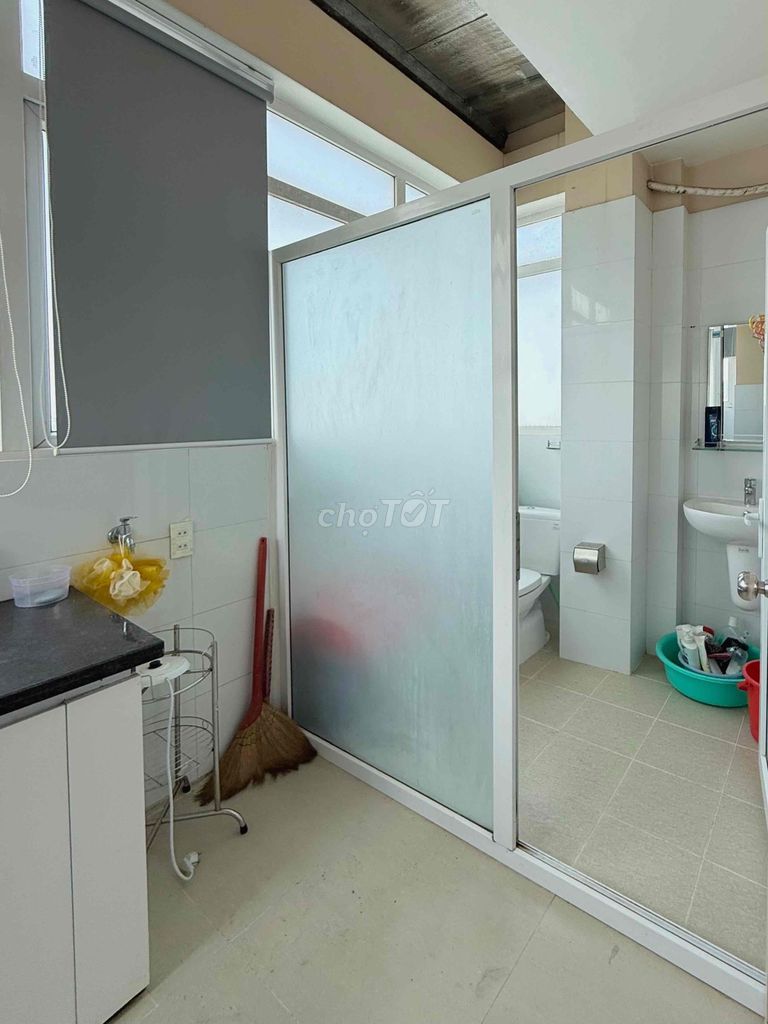 A private bedroom, elevators full of windows.