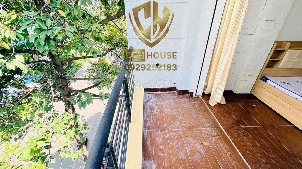 It's the owner who rents his apartment. A clear balcony bedroom.