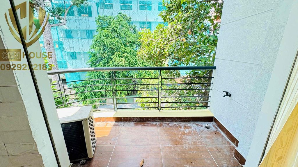 It's the owner who rents his apartment. A clear balcony bedroom.