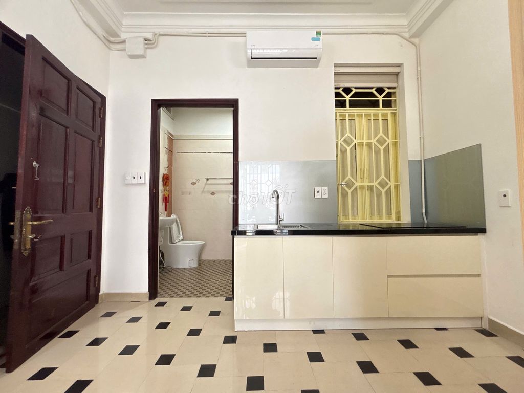 To rent room wide open private washing machines near the market. Mrs. C-A-C-R-E-R-R-R-E.