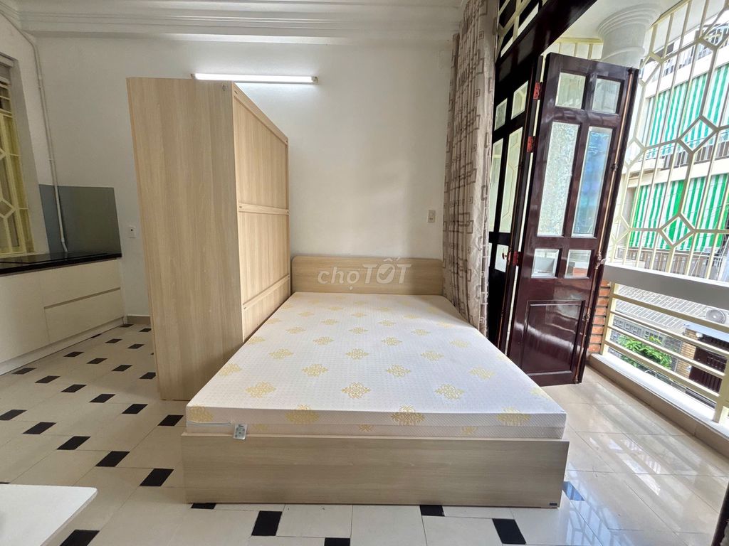 To rent room wide open private washing machines near the market. Mrs. C-A-C-R-E-R-R-R-E.