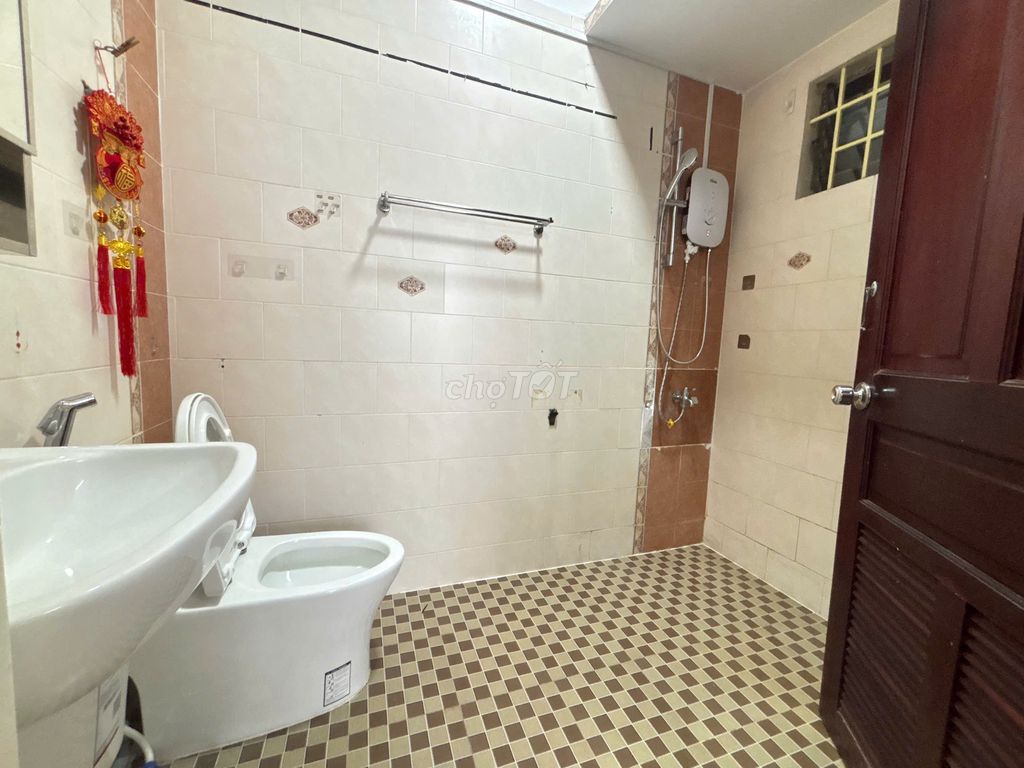To rent room wide open private washing machines near the market. Mrs. C-A-C-R-E-R-R-R-E.
