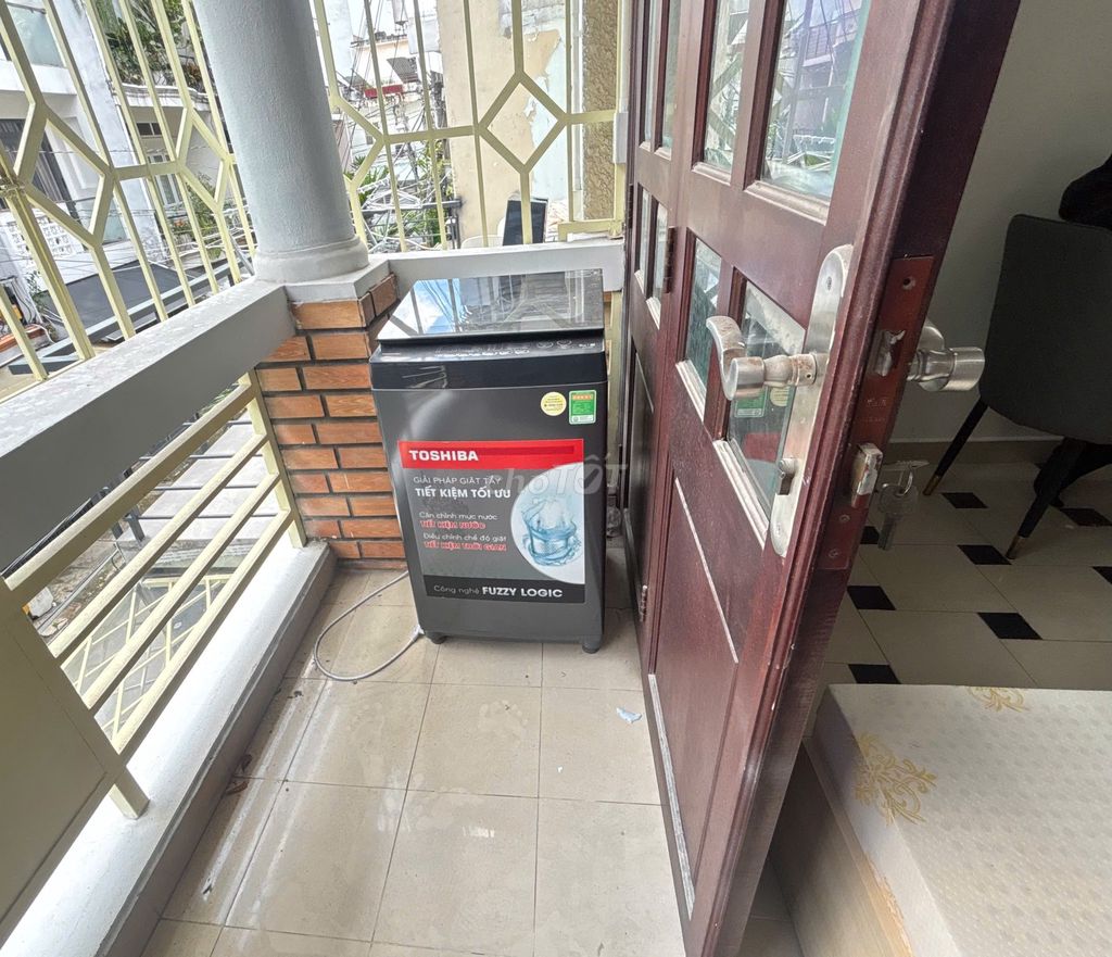 To rent room wide open private washing machines near the market. Mrs. C-A-C-R-E-R-R-R-E.