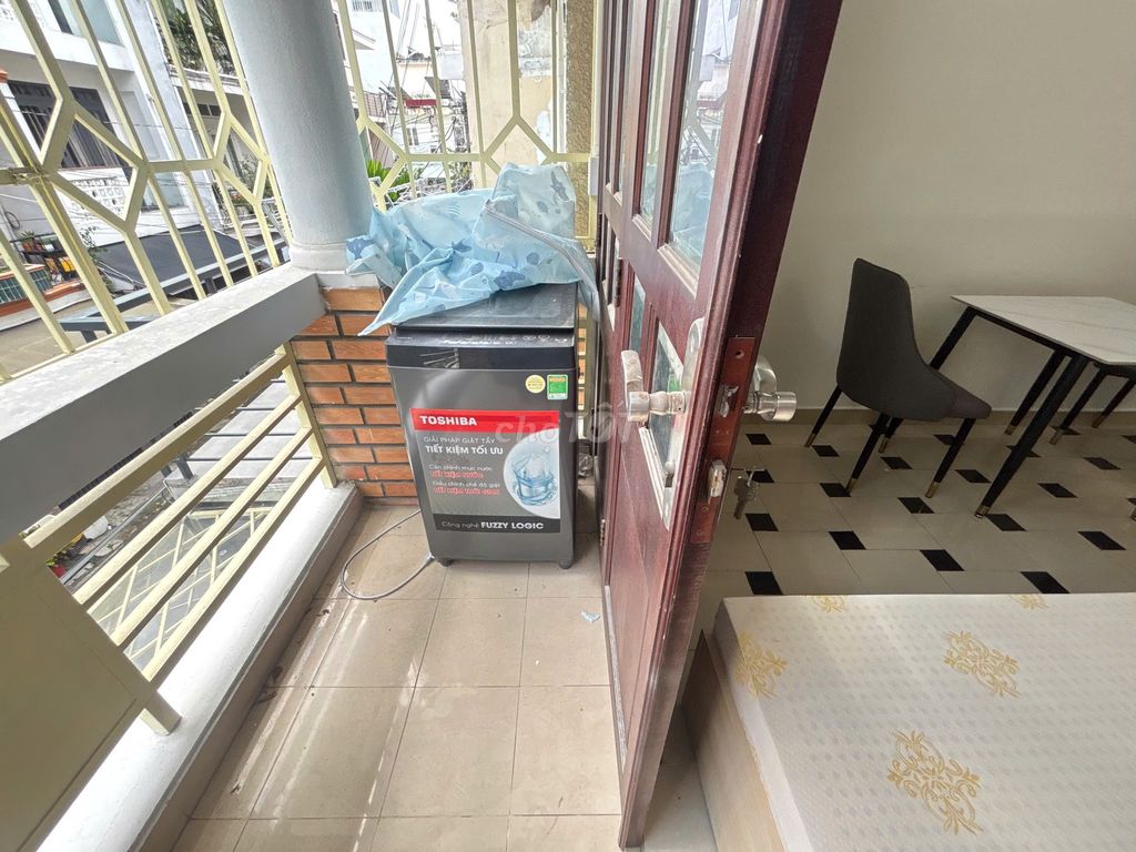 To rent room wide open private washing machines near the market. Mrs. C-A-C-R-E-R-R-R-E.