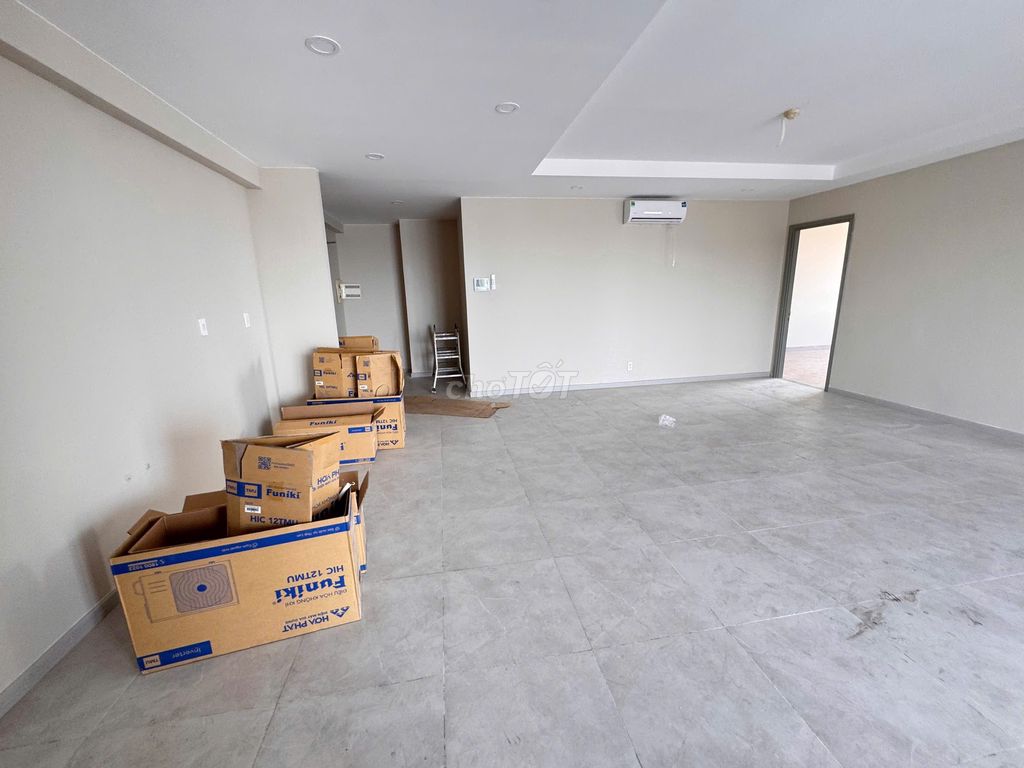 Three bedrooms clear at Gold View T10, one apartment left.