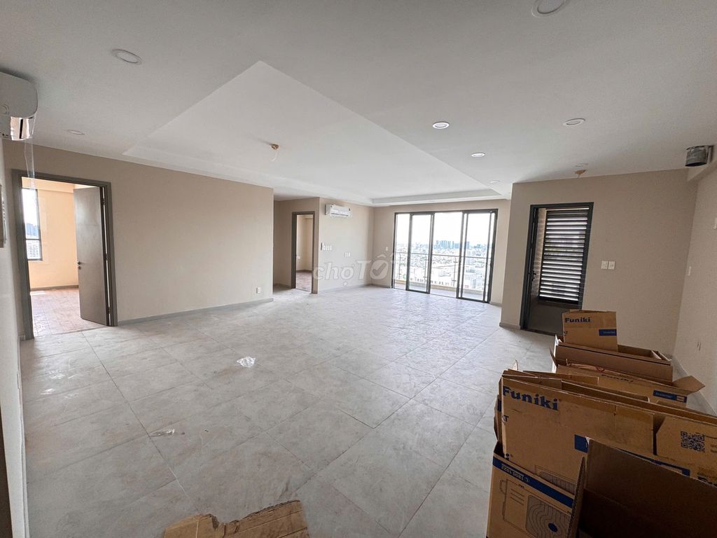 Three bedrooms clear at Gold View T10, one apartment left.