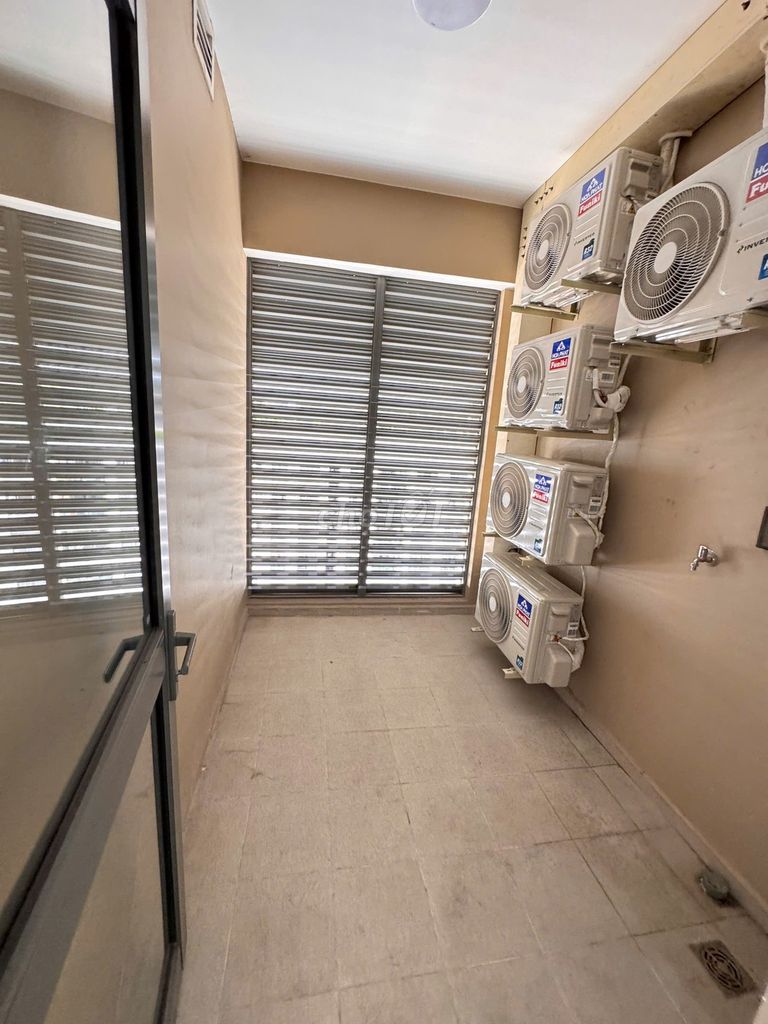Three bedrooms clear at Gold View T10, one apartment left.