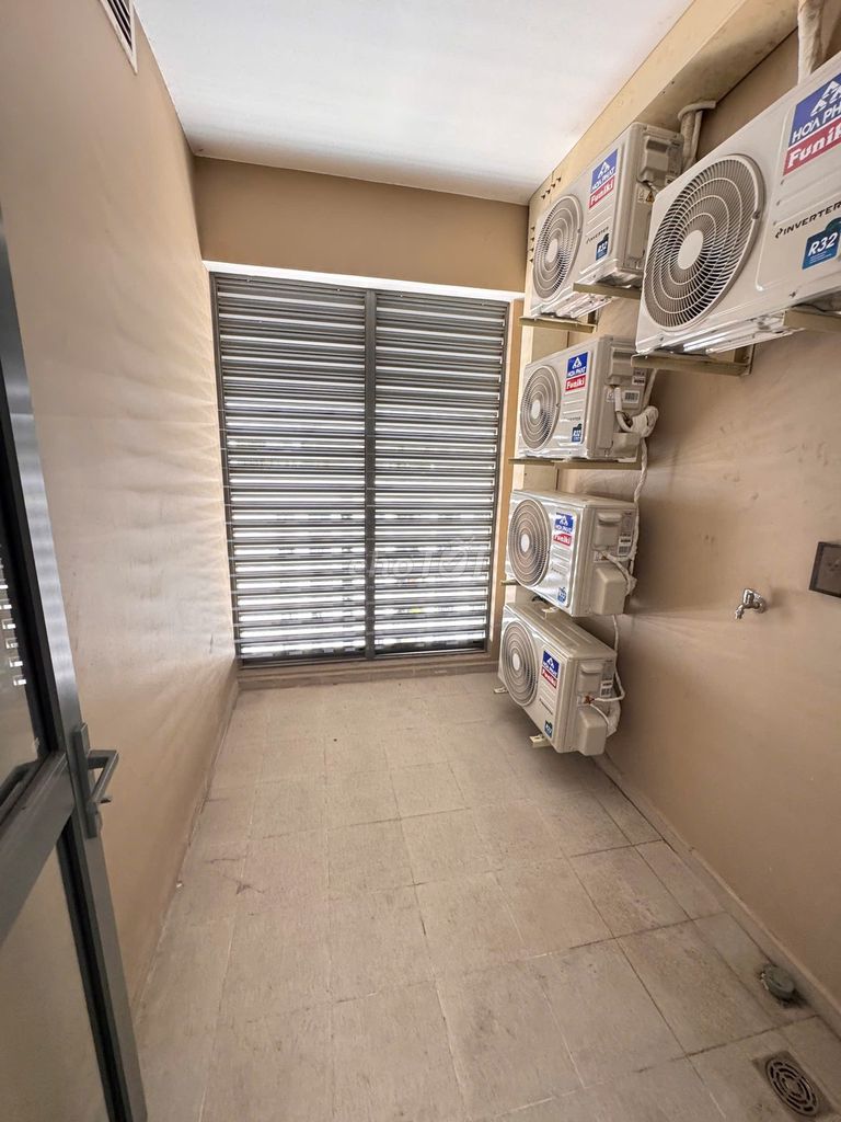 Three bedrooms clear at Gold View T10, one apartment left.