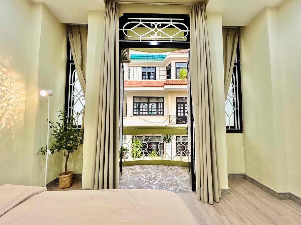 Rent a 40-foot-wide balcony.