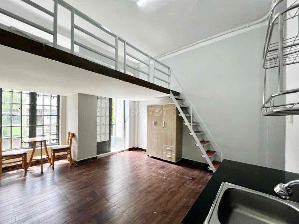 The balcony is Bàn Cờ.
