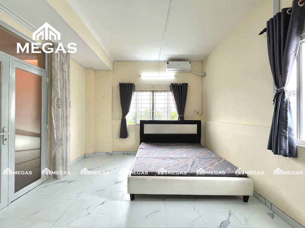 rent a super open window - full interior