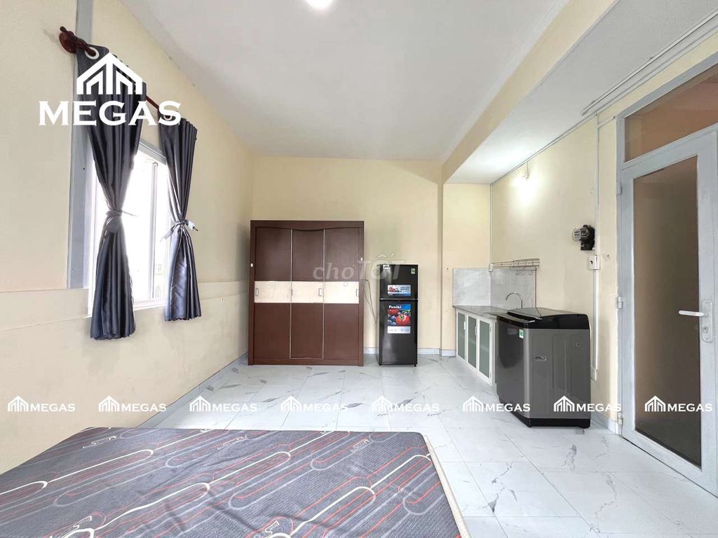 rent a super open window - full interior
