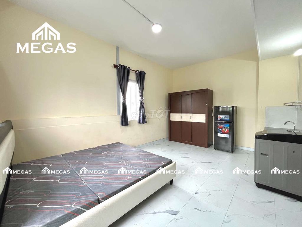 rent a super open window - full interior