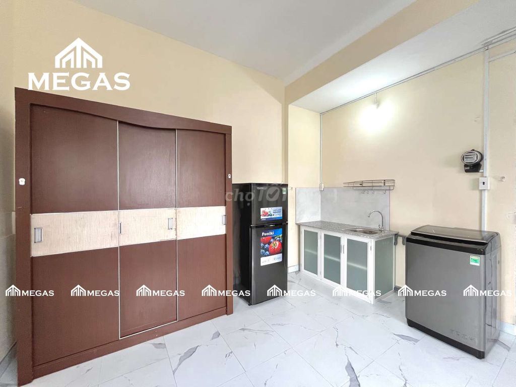 rent a super open window - full interior