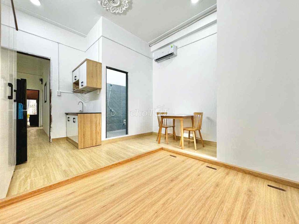 Two bedrooms, two bathrooms, two full interior toilets, five people close to the chain.