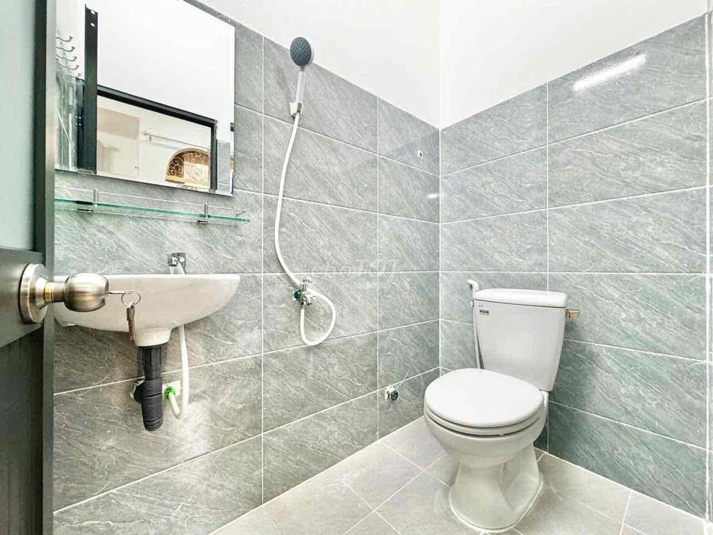 Two bedrooms, two bathrooms, two full interior toilets, five people close to the chain.