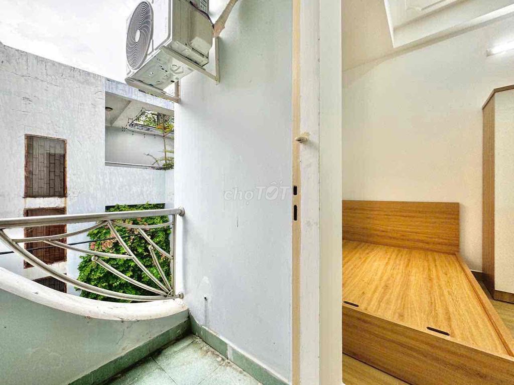 Two bedrooms, two bathrooms, two full interior toilets, five people close to the chain.
