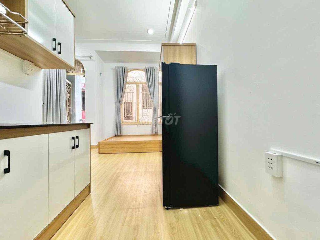 Two bedrooms, two bathrooms, two full interior toilets, five people close to the chain.