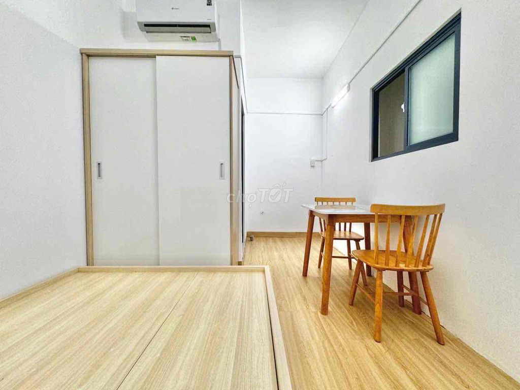 Two bedrooms, two bathrooms, two full interior toilets, five people close to the chain.
