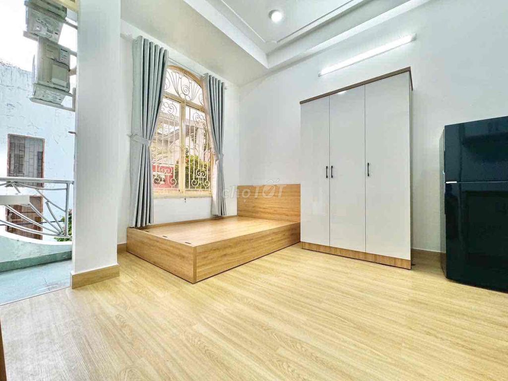 Two bedrooms, two bathrooms, two full interior toilets, five people close to the chain.