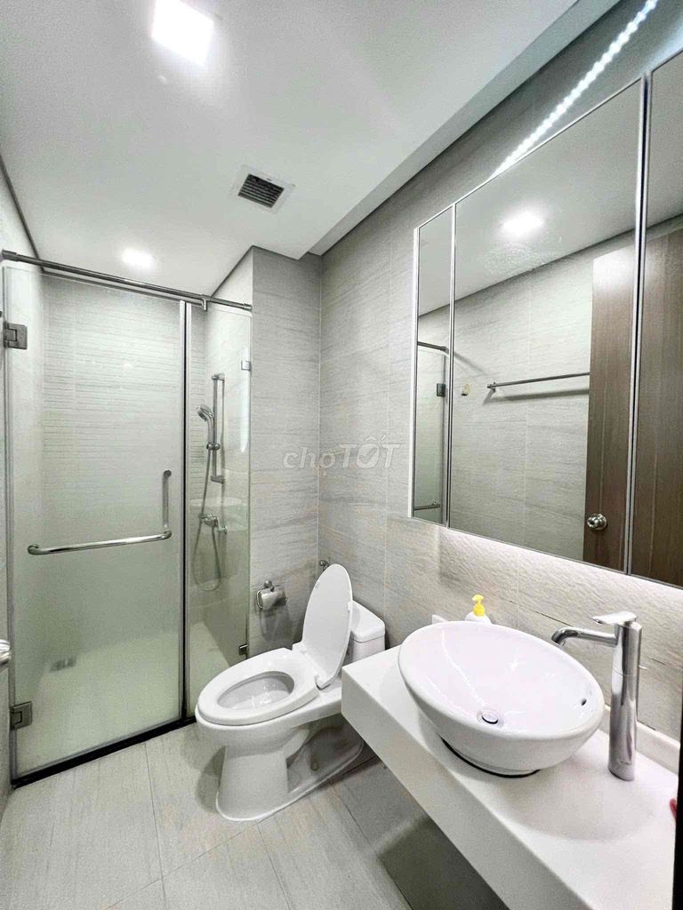 Rent Landmark 81.