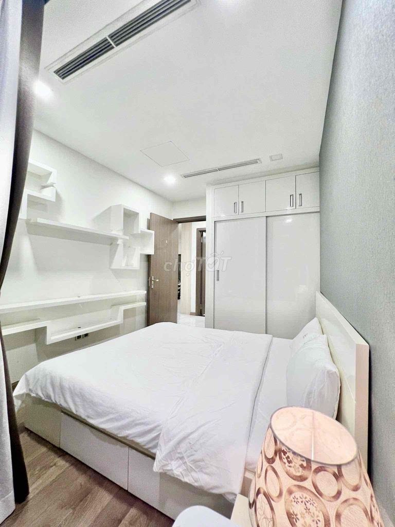 Rent Landmark 81.