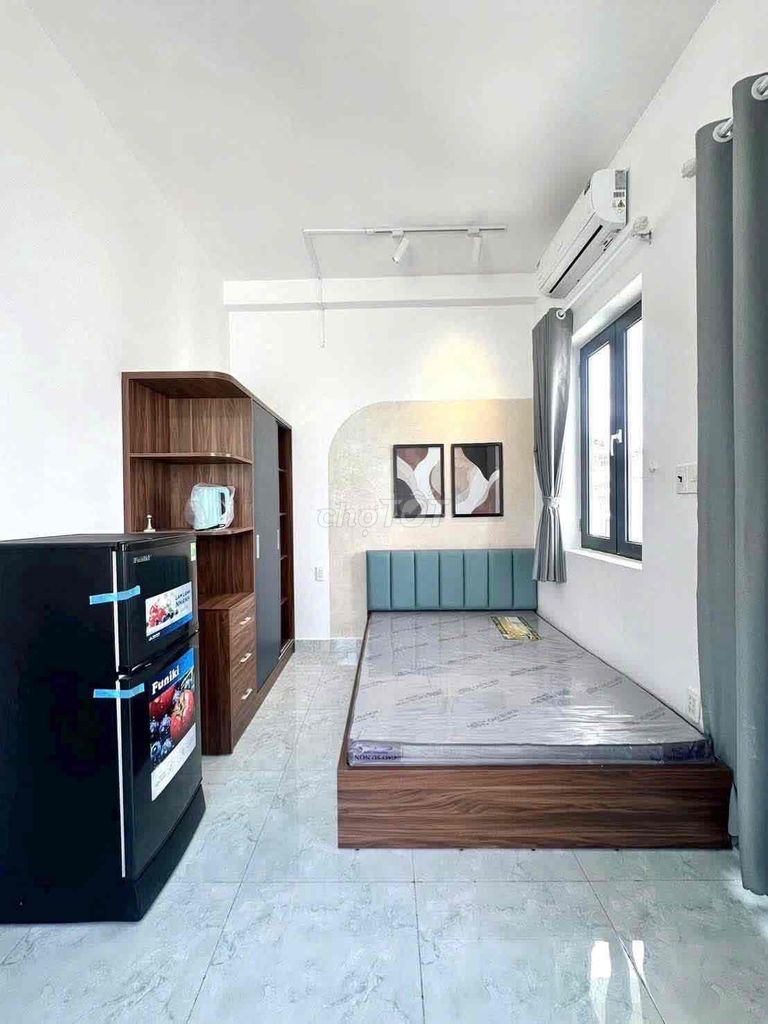A super-duper home. A super-squeaky balcony room in the center of District 7.