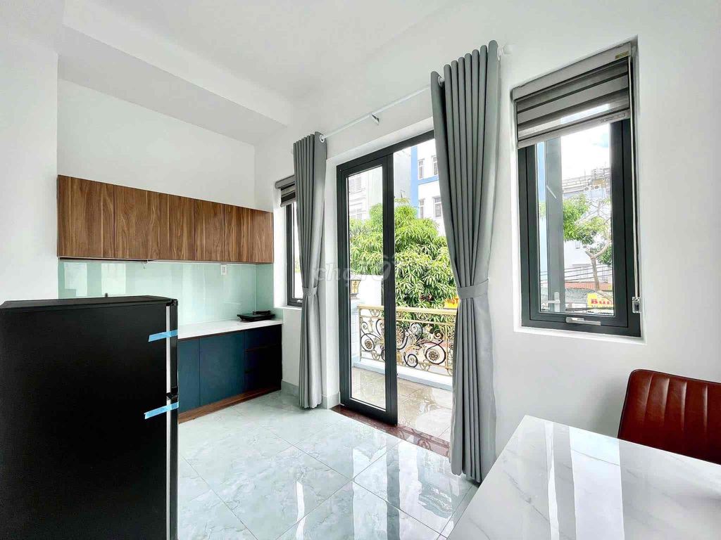 A super-duper home. A super-squeaky balcony room in the center of District 7.