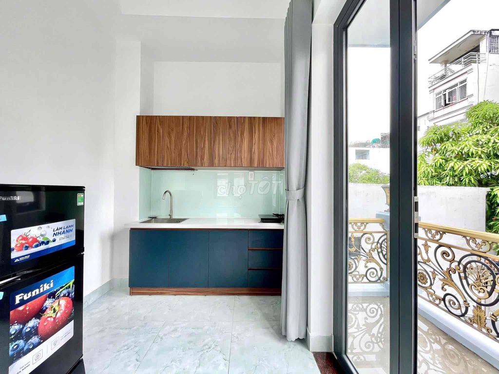 A super-duper home. A super-squeaky balcony room in the center of District 7.