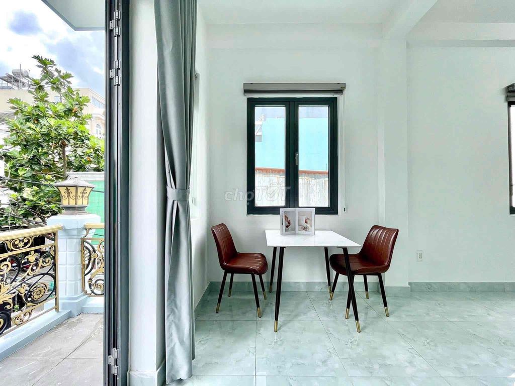 A super-duper home. A super-squeaky balcony room in the center of District 7.