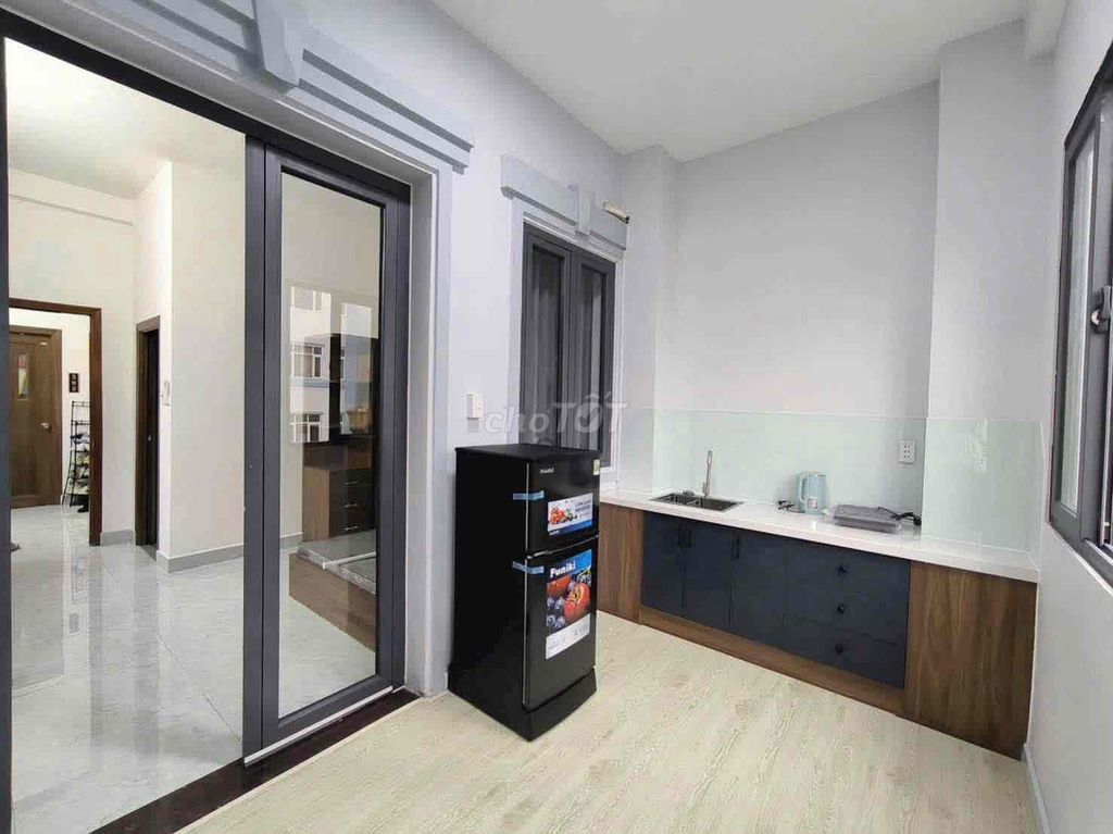 A super-duper home. A super-squeaky balcony room in the center of District 7.