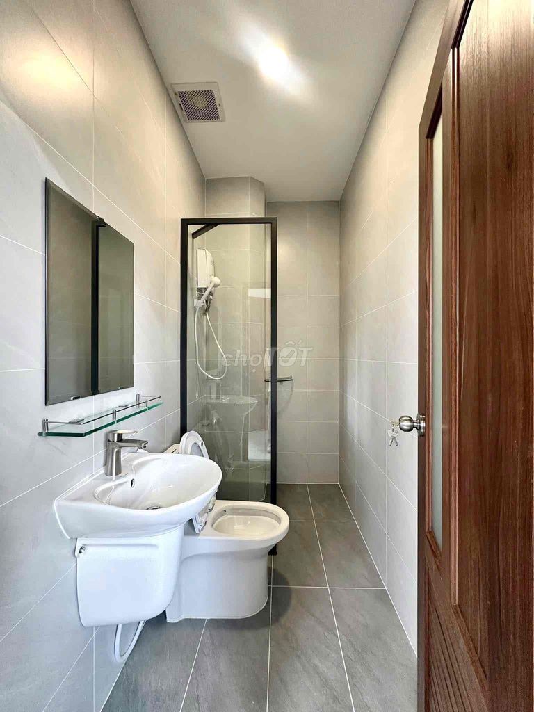 A super-duper home. A super-squeaky balcony room in the center of District 7.