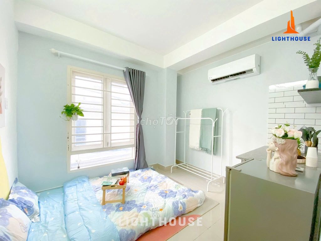 The owner rented the elevator studio-- Nguyễn Văn Đậu -- she rented the market.