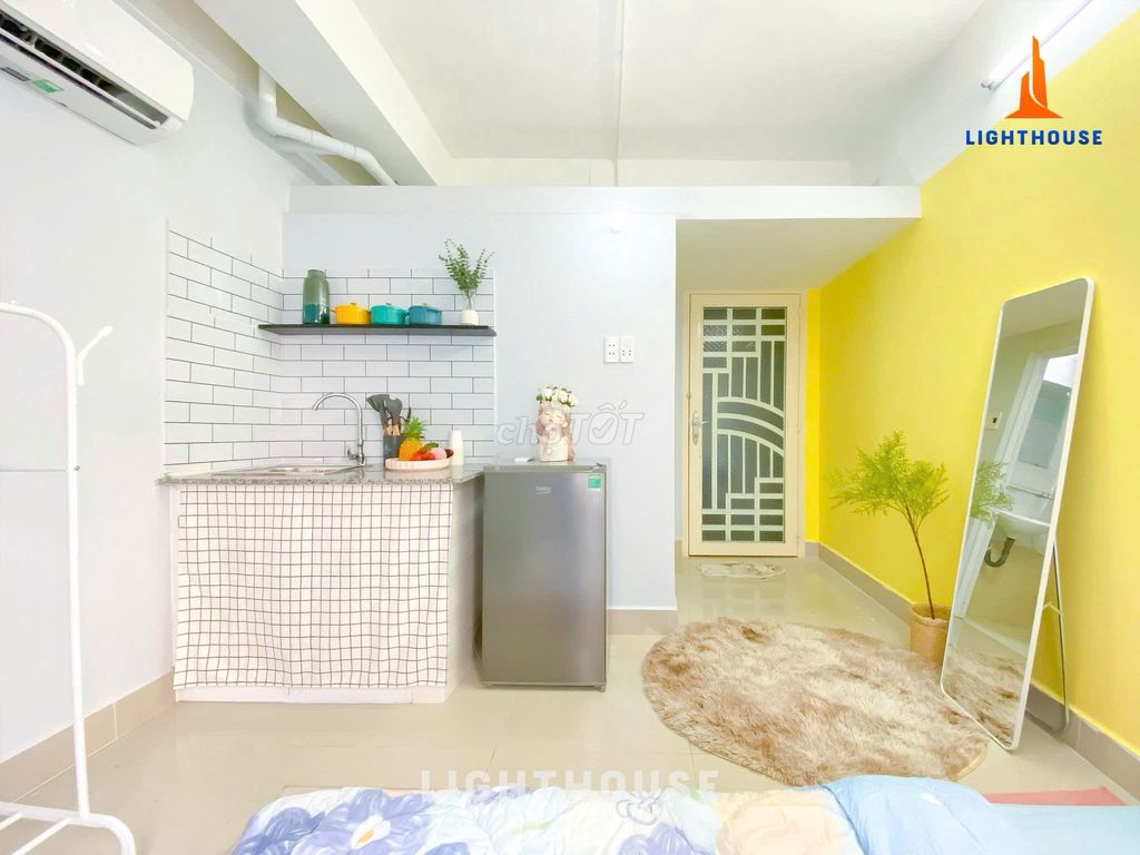 The owner rented the elevator studio-- Nguyễn Văn Đậu -- she rented the market.