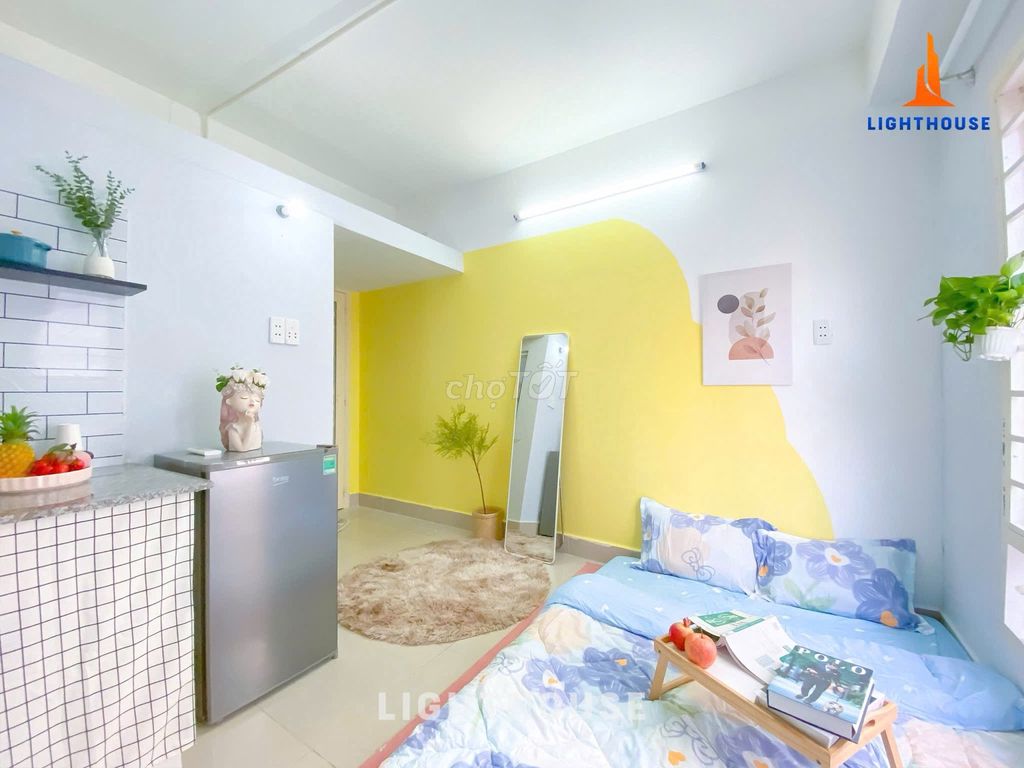 The owner rented the elevator studio-- Nguyễn Văn Đậu -- she rented the market.