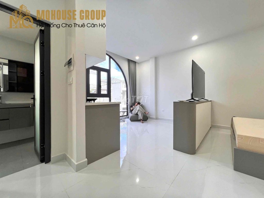 Three new suites full of senior furniture right ontte Nguyễn Văn Lượng.