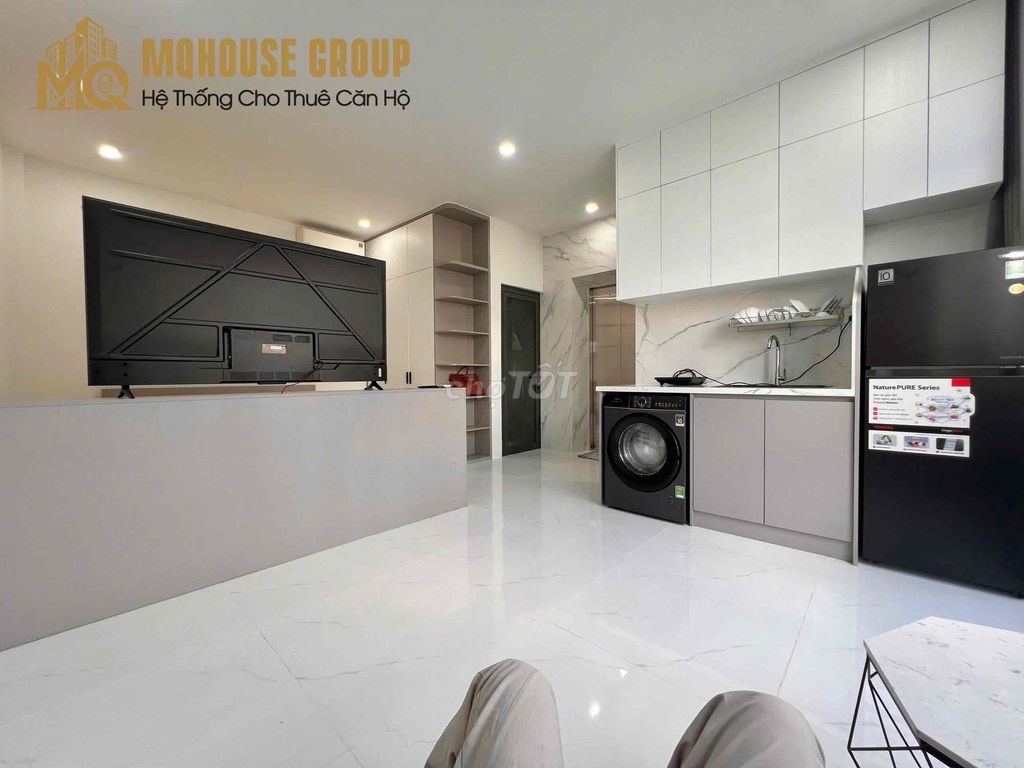 Three new suites full of senior furniture right ontte Nguyễn Văn Lượng.