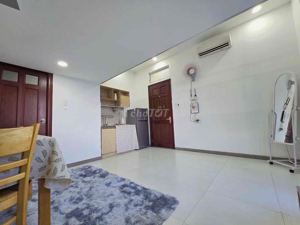 The apartment with an unbounded tram car was near vhu